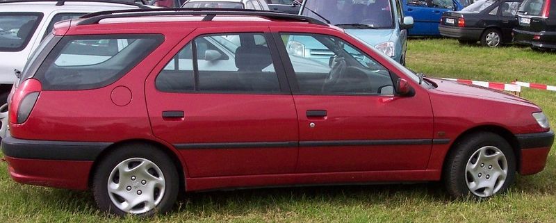 800px-Peugeot_306_break_darkred_r.jpg