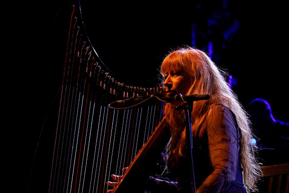 Loreena McKennitt en concert à Quimper lors du festival de Cornouaille dans le Finistère, France, le 26 juillet 2012.