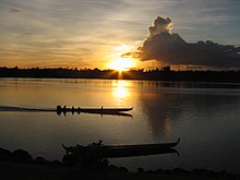 Boten op de rivier bij zonsopgang