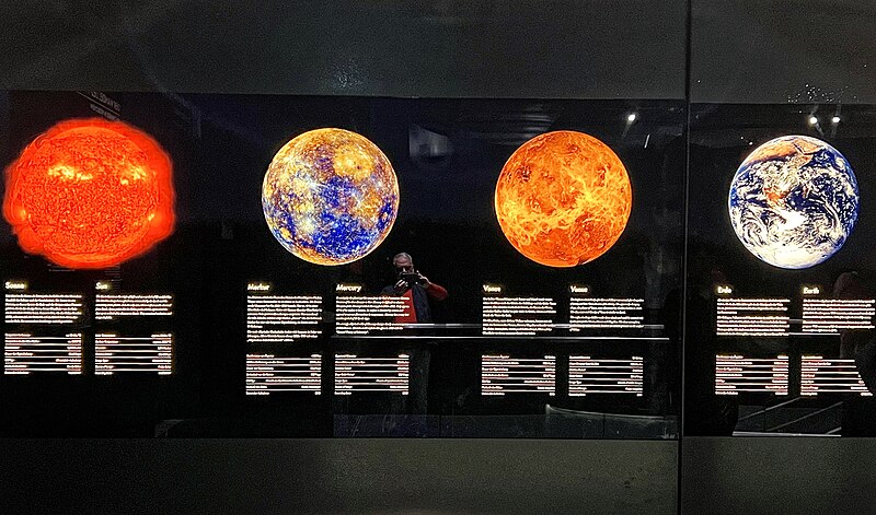 File:Planeten im Planetarium Deutsches Museum.jpg