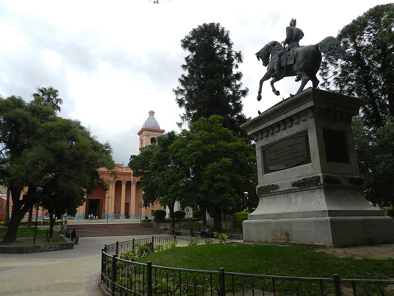 File:Plaza 25 de Mayo con la Basilica de fondo.JPG