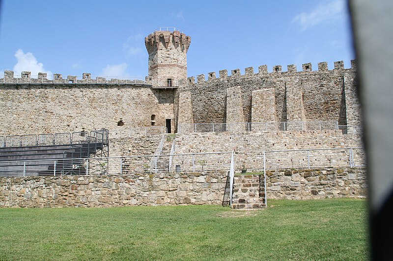 File:Polvese Castello3.JPG