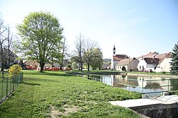 Pond and chapel of Saint Florian in Ostojkovice, Budíškovice, Jindřichův Hradec District.jpg