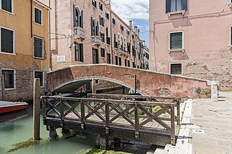 Ponte San Francesco o del Nuncio relie le Campo de la Chiesa et le Ramo al ponte S. Francesco