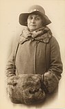 Hulda Garborg (1862–1934) med muffe. Foto: Gustav Borgen/Nasjonalbibliotekets bildesamling