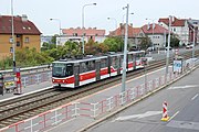 Čeština: Vůz tramvaje evidenční číslo 9096 v zastávce Vychovatelna v pražské Zenklově ulici.