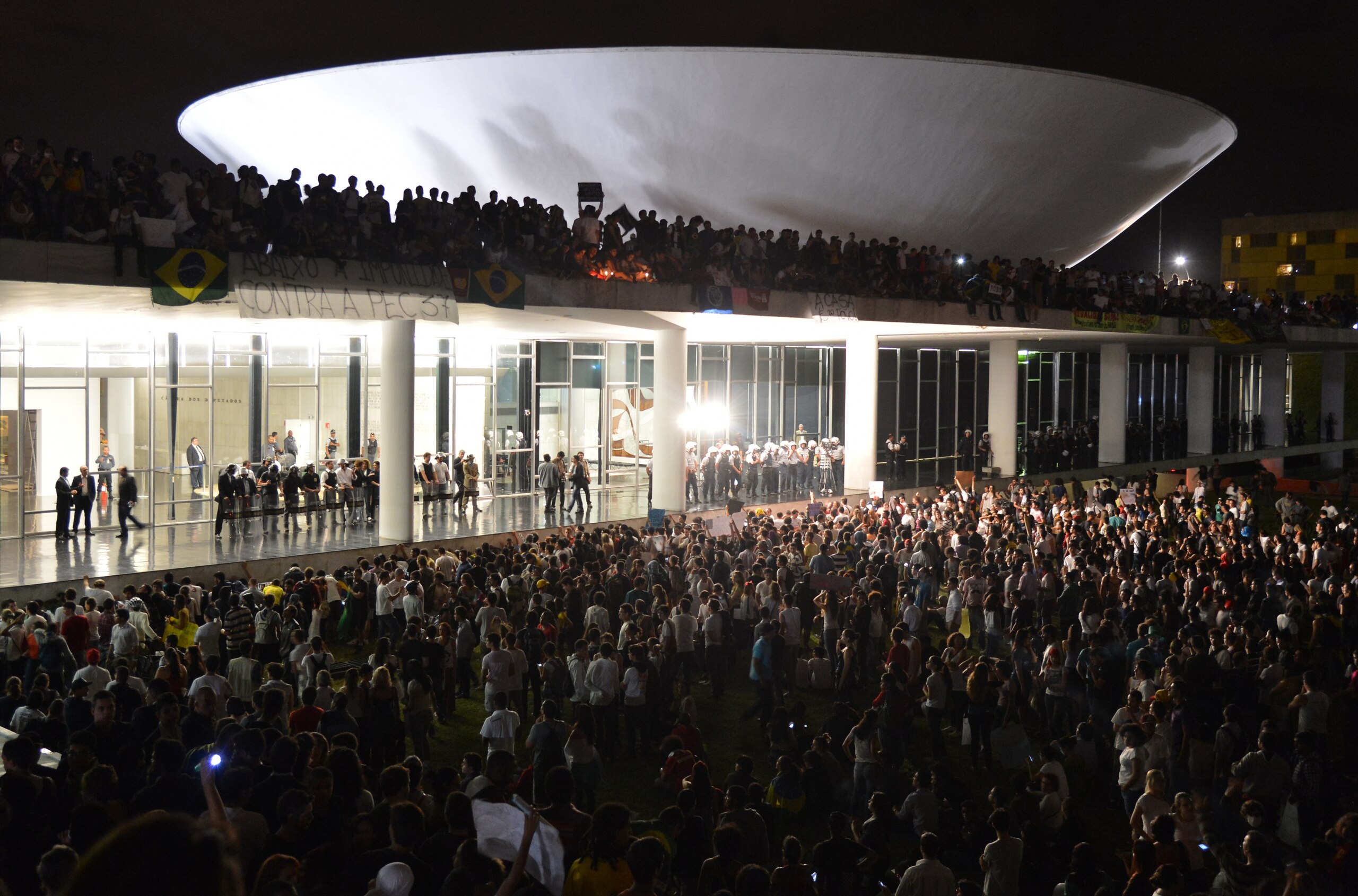 2560px-Protesto_no_Congresso_Nacional_do_Brasil%2C_17_de_junho_de_2013.jpg