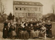 Reifensteiner Schule Nieder-Ofleiden, the first class of 1898 in their Sunday dresses RSOfleiden1898vonSchenckzuSchweinsbergunbek.jpg