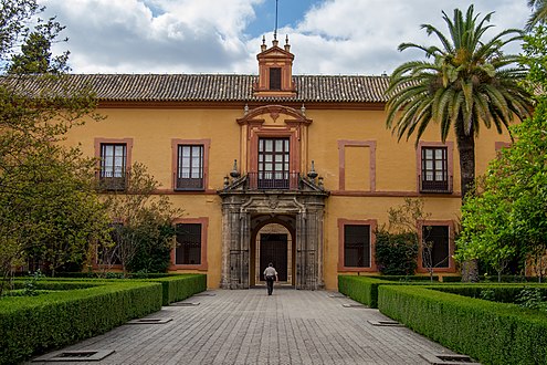 Patio del Crucero y vista del acceso a la Galería Dieciochesca