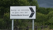 Signage directing people to Reilig an tSléibhe, the famine graveyard in the Waterford Gaeltacht