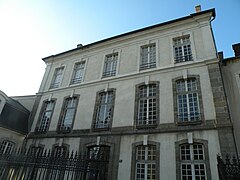 Façade est donnant sur la rue Gambetta.