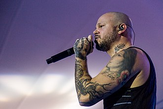 Residente (pictured) aimed to discuss a variety of subjects on the album and was praised for his unique lyricism. Residente Festival MUPA 5.jpg