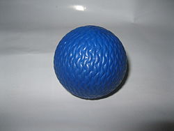 Bollen liknar en bandyboll men är blå