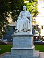 Steinerne Statue Robert Koch von Louis Tuaillon (1916) vor der Berliner Charité auf dem Robert-Koch-Platz