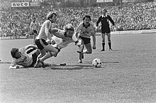 Roda JC tegen Ajax 1-1 Soren Lerby wordt sepuluh val gebracht pintu v. l.n.r. Ehlen, , Bestanddeelnr 932-1499.jpg