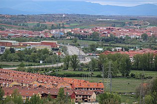 La LE-20 a la altura del cruce de Villaobispo de las Regueras vista desde el parque de La Candamia.