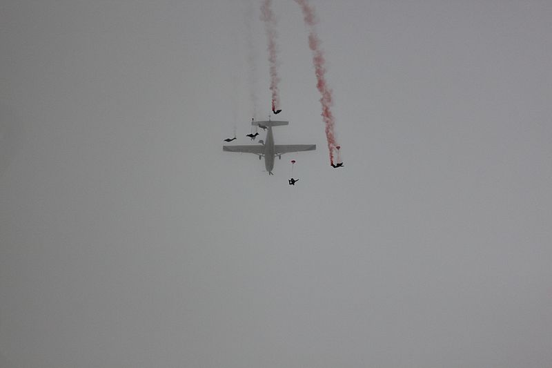 File:Royal Air Force Falcons Parachute Display Team at Boscombe Down 04.jpg