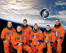 Sześcioosobowa załoga promu Endeavour misji STS-130, stoją od lewej: Nicholas Patrick, Robert Behnken, Kathryn Hire, Stephen Robinson, siedzą od lewej pilot: Terry Virts i dowódca: George Zamka