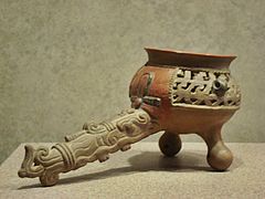 Sahumador mixteco de cerámica, instrumento especial para el encendido del tabaco por los yaha yahui. Museo Nacional de Antropología (México).