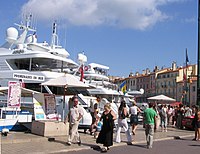 Saint-Tropez et ses yachts alignés le long du port.