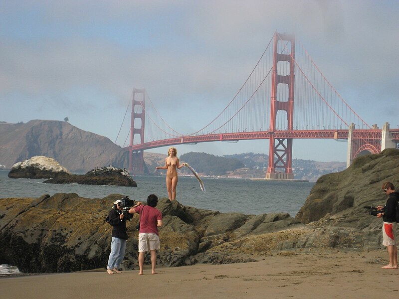 File:San Francisco Golden Gate, August 2007 - Filming with nude woman.jpg