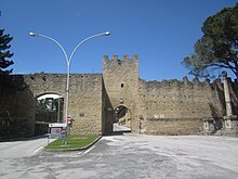 Mura castellane, Porta Picena e scorcio dell'Ospedale dei Pellegrini