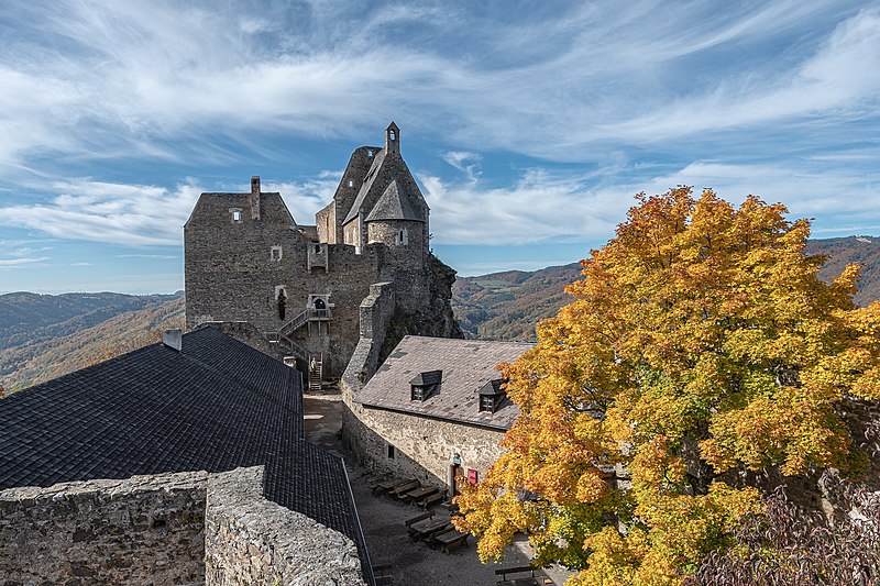 File:Schönbühel-Aggsbach Ruine Aggstein-3492.jpg