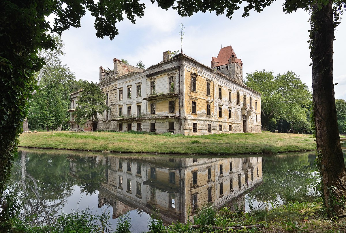 Ruins of palace Pottendorf and chapel. Northwest corner Photograph: Herzi Pinki Licensing: CC-BY-SA-3.0-at