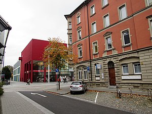 Die Stadtgalerie (dunkelrot) liegt anstelle der Straßenecke auf dem zweiten Bild von links