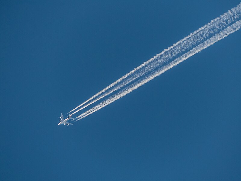 File:Singapore Airlines Airbus A380 and contrails 7th Brigade Park Chermside P1110987.jpg