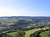 Vue du château de Schwarzenfels dans le Sinntal avec le village de Weichersbach et le portail sud du Landrückentunnel en direction nord-nord-ouest vers le Breiten First