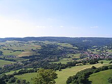 Ein ICE fährt in das Südportal des Landrückentunnels (Mitte) ein. Der Breite First als erste Erhebung, die der Landrückentunnel von dieser Seite durchquert, ist zu erkennen.