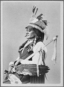 Sitting Crow-Kah-Re-Eo-Tah-Ke. Blackfeet Sioux - NARA - 519005.jpg