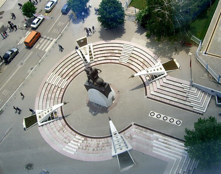 File:Skenderbeu statue- Center of Prishtina - top view.jpg