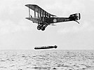 Flygtorped som släpps från en brittiskt Sopwith Cuckoo torpedbombare