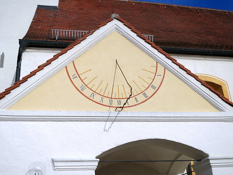 File:St. Veit (Fahrenzhausen) Sonnenuhr.jpg