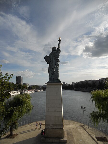 File:Statue de la Liberté - Paris.JPG