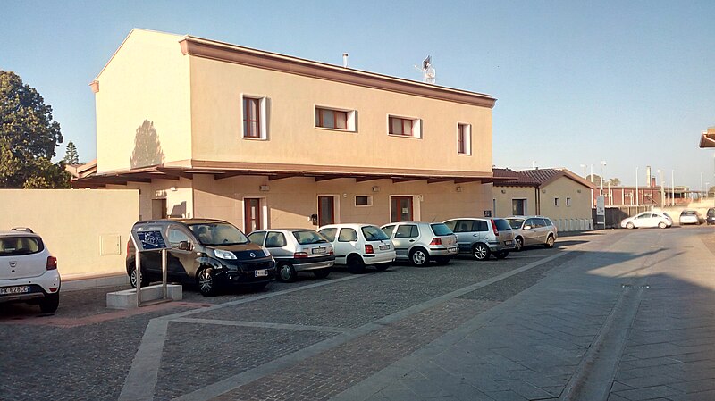 File:Stazione di Assemini Fabbricato viaggiatori Marzo 2019.jpg