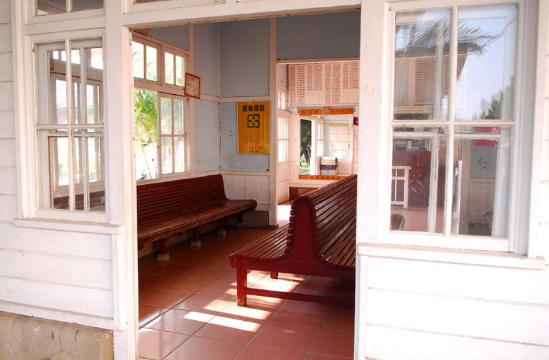 File:TRA LinFongYing WaitingRoom.jpg