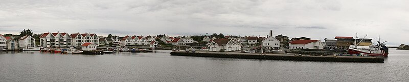 File:The Åkrehamn docks.jpg