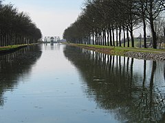 Äldre kanaldelen med en av de fyra slussarna i bakgrunden