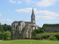 Tiffauges, rester chapelle et église.JPG