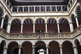 Patio del Colegio de San Jaime y San Matías en los Reales Colegios de Tortosa, cuyas obras empezaron en 1564.