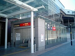 Wejście na perony Tsukuba Express, 2005
