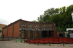旧式のレンガ造扇形車庫と転車台（小樽市総合博物館）