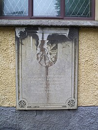 "Här vila de förgängliga resterna av borgare i det äldsta Göteborg. En gång jordade i kyrkogården vid Kvarnbergets fot."