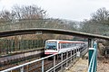 Deutsch: Trasse der U-Bahnlinie U1 in Hamburg-Barmbek-Nord. Blick nach Südwesten in Richtung des U-Bahnhofs Alter Teichweg.