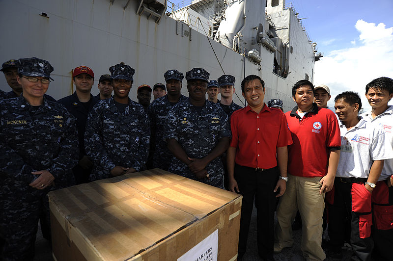 File:U.S. Navy Cmdr. Antonio Hull, center, commanding officer of USS Harpers Ferry (LSD 49), and other Sailors stand for a photo with Philippine National Red Cross personnel in Subic Bay, Philippines, Oct. 25, 2010 101025-N-OX597-008.jpg