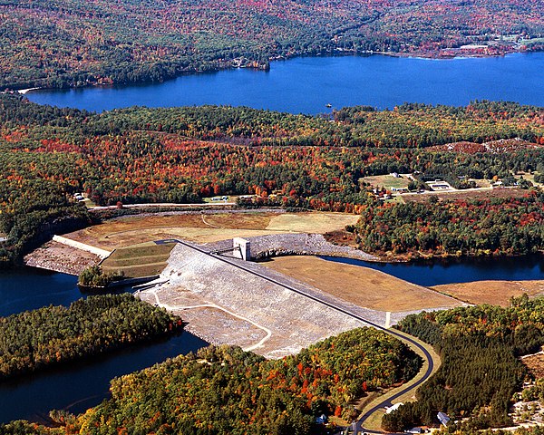 Franklin Falls Dam on the Pemigewasset River in Merrimack County. Webster Lake in the background is a separate water body.