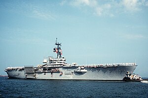 USS Guam (LPH-9) verlässt die Naval Station Norfolk am 23. August 1990 (6457887).jpg